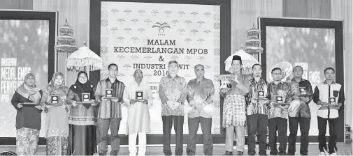  ??  ?? DATUK Seri Mah Siew Keong bersama pemenang Anugerah Medal Emas Penyelidik­an MPOB.