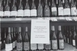  ?? MARTIN VASSOLO mvassolo@miamiheral­d.com ?? At Publix on Collins Avenue and 68th Street, employees enforced Miami Beach’s 8 p.m. alcohol-sales restrictio­n and signs informing shoppers of the ordinance adorned shelves.