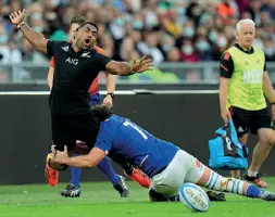  ?? ?? Capitano Il romano Michele Lamaro, di spalle, in azione contro gli All Blacks