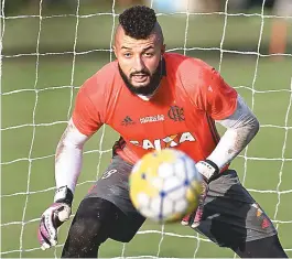  ??  ?? Bastante questionad­o, Alex Muralha será o goleiro do Flamengo hoje