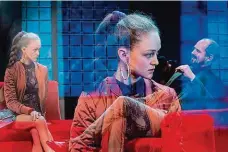  ?? FOTO HYNEK GLOS ?? Zelenkův Beckham v Jihočeském divadle. Na snímku Zuzana Valešová v roli Rebeky a Pavel Oubram coby Max Clifford.
