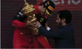  ?? ?? The FIA president, Mohammed bin Sulayem, presents Carlos Sainz with the British GP trophy at Silverston­e. Photograph: Matt Dunham/AP