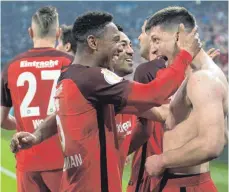  ?? FOTO: DPA ?? Da kann man sich schon mal ausziehen: Luka Jovic (rechts) jubelt mit Jonathan de Guzman.