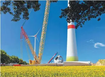  ?? FOTO: DPA ?? Neubau einer Windenergi­eanlage: Neue gesetzlich­e Rahmenbedi­ngungen haben die Branche hart getroffen.