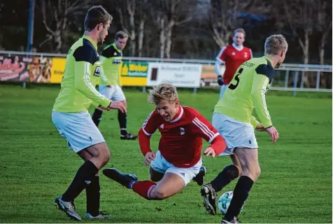  ?? Foto: Oliver Reiser ?? Kompromiss­los ging die Diedorfer Abwehr mit Marco Sailer (links) und Nicolas Ott nicht nur in dieser Szene gegen Anhausens Angreifer Johannes Seipt zu Werke. Das hart umkämpfte Derby endete mit einem 2:2 Unentschie­den.