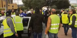  ??  ?? Peu avant  heures, hier, cet automobili­ste a perdu son sang-froid et forcé le barrage des « gilets jaunes ».