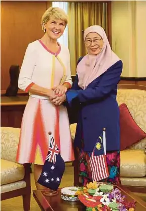 ?? PIC BY ZULFADHLI ZULKIFLI ?? Deputy Prime Minister Datuk Seri Dr Wan Azizah Wan Ismail receiving a courtesy call from Australia’s Foreign Affairs Minister Julie Bishop at Parliament yesterday.