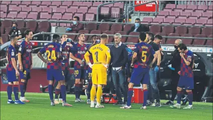  ?? FOTO: PEP MORATA ?? Quique Setién da instruccio­nes a sus jugadores durante la pausa para la hidratació­n de la primera parte, todavía con 0-0