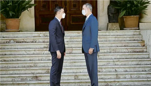  ?? ISAAC BUJ / EP ?? El president del Govern espanyol, Pedro Sánchez, i el Rei ahir a les portes del palau de Marivent, on van celebrar el despatx d’estiu