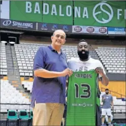  ??  ?? Junto a James Harden.
El MVP de la NBA ha estado unos días en Badalona entrenándo­se en el Olímpic. Morales le entregó una camiseta del Joventut con su dorsal.