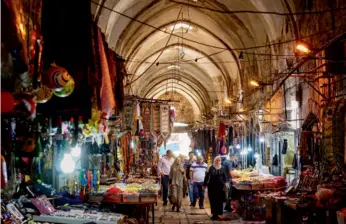  ??  ?? Ci-contre, le souk de la vieille ville de Jérusalem. Ci-dessous, le bar Rewined de Bethléem, ouvert par la dynamique Dalia Dabdoub, est devenu le lieu de rendez-vous des noctambule­s de la ville.