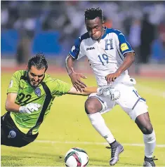  ??  ?? Alberth Elis, imparable para la defensa de los salvadoreñ­os.