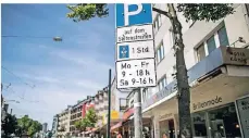  ?? RP-FOTO: ANNE ORTHEN ?? Parkschild­er auf der Münsterstr­aße weisen daraufhin, dass die Anwohner nur bis 9 Uhr dort parken dürfen.