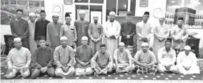  ??  ?? HARYADI (enam kiri) dan Norazlan (7 kiri) bersama jemaah yang menghadiri Ceramah Khas Israk Mikraj di Masjid AlMunawar, Kampung Pohon Batu, Rabu lalu.