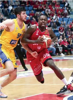  ?? (Danny Maron) ?? HAPOEL JERUSALEM guard J’Covan Brown splits the Maccabi Tel Aviv defense during the Reds’ 98-87 home victory over the yellow-and-blue on Sunday night.