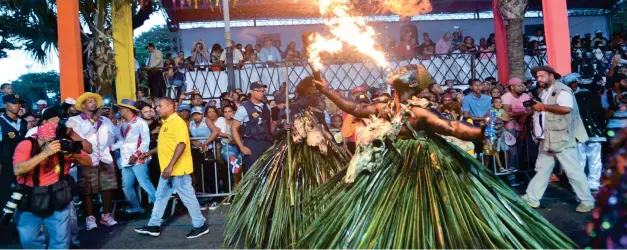  ??  ?? Caracterís­ticas. El colorido de las comparsas y la gran cantidad de personas que acudieron al Malecón de Santo Domingo fueron dos de los elementos más destacados en el carnaval que cerró el sábado.