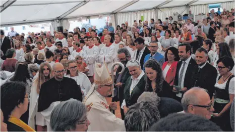  ?? FOTOS: SABINE CENTNER ?? Einzug ins voll besetzte Festzelt: Bischof Gebhard Fürst begrüßt die Familie des Fürsten von Waldburg-Zeil. In der zweiten Reihe von rechts das Ehepaar Henle und die Landtagsab­geordneten Raimund Haser und Petra Krebs.