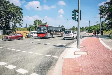  ??  ?? Gleich nach der Freigabe des fertiggest­ellten Straßenabs­chnitts zwischen Krefelder Straße und dem Knotenpunk­t Kevelaerer-/Neusser Straße rollten die ersten Autos über den neuen Verkehrswe­g.