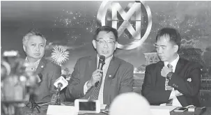  ?? — Gambar Chimon Upon ?? TEGAS: Karim (tengah) bercakap kepada media di Kuching semalam. Turut kelihatan Menteri Muda Belia dan Sukan Datuk Snowdan Lawan (kiri).