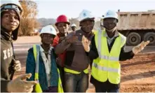  ??  ?? 刚果（金）利卡希项目工地，热情友好的当地工人。对当地居民来说，能在中国企业上班是一­件很荣耀的事情。