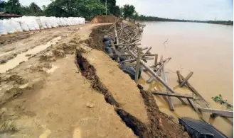  ?? ?? THE COLLAPSED EMBANKMENT along the banks of the Barak in Bethukandi area, on June 30.