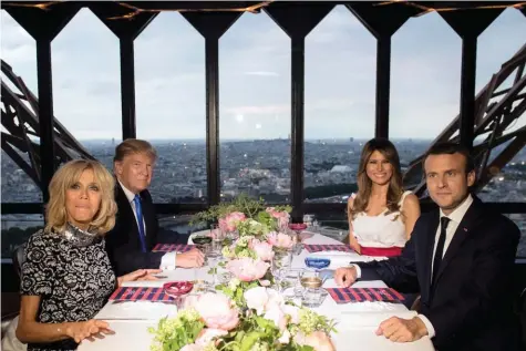  ??  ?? Les couples Trump et Macron au restaurant le Jules Verne, au deuxième étage de la tour Eiffel, le 13 juillet