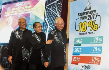  ?? — Bernama ?? Smooth launch: Najib launching the Koprojaya annual general meeting in Putrajaya. With him are Domestic Trade, Cooperativ­es and Consumeris­m Minister Datuk Seri Hamzah Zainudin (left) and Koprojaya chairman Muhammad Ammir Haron.