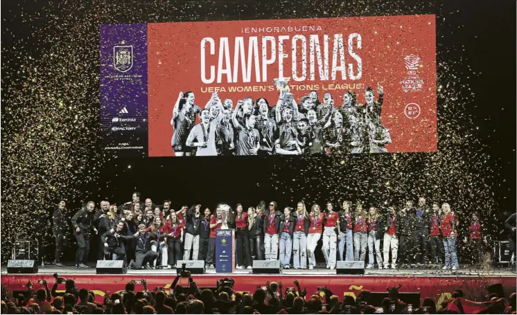  ?? FOTO: EFE ?? Las campeonas de la Nations League fueron recibidas por la ciudad de Madrid en el Palacio de Vistalegre durante una jornada de celebració­n