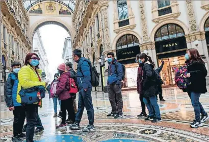  ?? MIGUEL MEDINA / AFP ?? La popular galería Vittorio Emmanuele II de Milán, habitualme­nte abarrotada, ayer con pocos visitantes