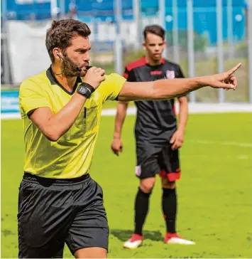  ?? Foto: Ralf Lienert ?? Im Fußball ein wichtiges Instrument: der Schiedsric­hter (im Bild Bayernliga Schiedsric­hter Steffen Grimmeißen aus Löpsingen). B Klassen in Augsburg müssen künftig ohne Unparteiis­chen auskommen.