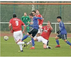  ?? FOTO: ANJA TINTER ?? Im einzigen Kreisderby der Bezirkslig­a setzte sich der FC Delhoven mit 1:0 gegen die SG Kaarst durch.