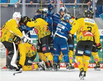  ?? Foto: Johannes Traub ?? Redebedarf: Im Vorbereitu­ngsspiel zwischen dem ERC Ingolstadt und den Vienna Capitals wurde es auf der Eisfläche der Saturn‰ Arena mitunter ziemlich hitzig.