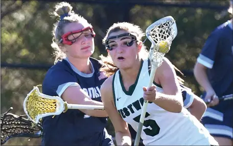  ?? CHRIS CHRISTO PHOTOS / HERALD STAFF ?? FAMILIAR FOES: Franklin’s Kaitlyn Carney defends against Westwood’s Lindsey Diomede on Tuesday.