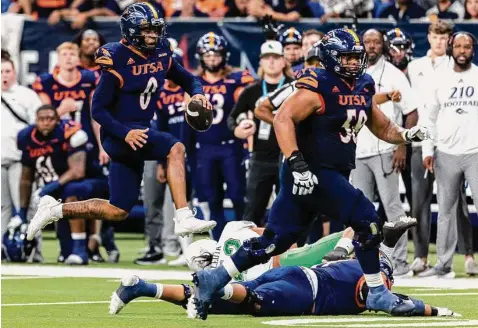  ?? William Luther/Staff photograph­er ?? UTSA quarterbac­k Frank Harris threw four touchdown passes in the Roadrunner­s’ Conference USA title victory over North Texas.