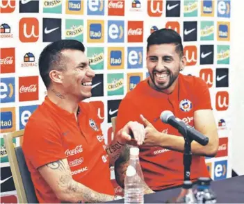  ??  ?? ► Medel y Maripán durante la conferenci­a que brindaron ayer en Miami.