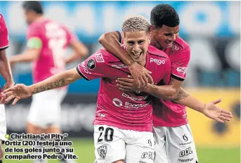  ??  ?? Christian “el Pity” Ortiz (20) festeja uno de los goles junto a su compañero Pedro Vite.