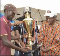  ??  ?? Chairman of Energy and Mineral Resources (EMR), Seye Fadahunsi presenting the trophy to Team Oyo