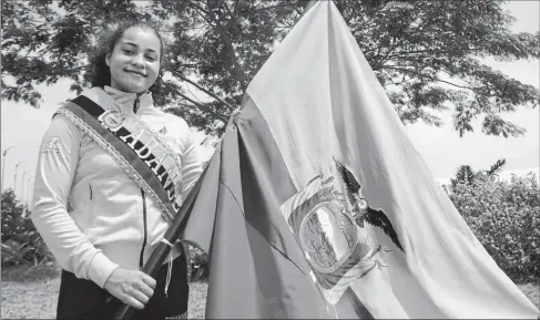  ?? Cortesía secretaría del deportes ?? •
María Daniela Contreras recibió la bandera nacional durante un evento solemne, en el parque Samanes, de Guayaquil.
