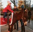  ??  ?? Lilly bedankt sich bei Eselchen Sancho für den Ritt über den Christkind­lmarkt.