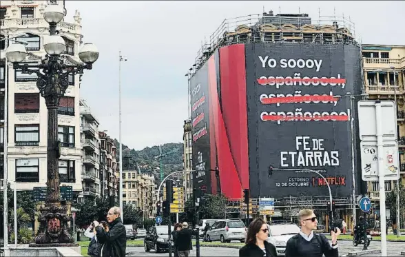  ?? JUAN HERRERO / EFE ?? El cartel anunciador de la película de Netflix Fe de etarras, en Donostia, ha causado protestas entre víctimas del terrorismo y guardias civiles