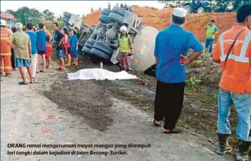  ??  ?? ORANG ramai mengerumun­i mayat mangsa yang dirempuh lori tangki dalam kejadian di Jalan Betong-Sarikei.