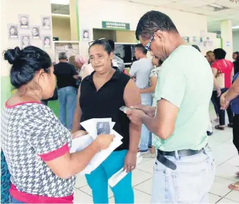  ?? FOTOS: GILBERTO VILLALOBOS ?? TRÁMITE. Los familiares de Aída Elizabeth Ordoñez Flores gestionan y piden ayuda para poder repatriar su cadáver desde México.