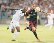  ?? /EFE ?? Gonzalo Higuaín (der.) fue el anotador del gol de la victoria del AC Milan ante el modesto Dudelange de Luxemburgo.