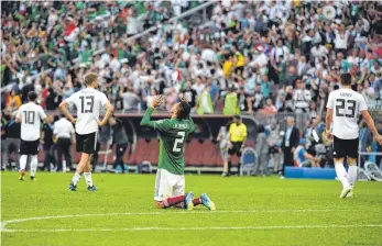  ?? FOTO: IMAGO ?? Mexikos Hugo Ayala jubelt nach dem Schlusspfi­ff, die DFB-Kicker verlassen konsternie­rt den Rasen.