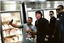  ?? Reprodução ?? Bolsonaro tira selfie com funcionári­o em açougue de Sobradinho (DF); o tuíte do vídeo foi apagado