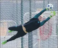  ??  ?? Marc Andre ter Stegen ataja el balón en la práctica del Barca