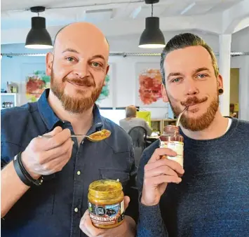  ?? Fotos: Ulrich Wagner ?? Vor vier Jahren haben Denis (links) und Daniel Gibisch ihr Unternehme­n Little Lunch gegründet. Mit einem Auftritt in der Grün der Show „Die Höhle der Löwen“haben sie ihren Umsatz fast über Nacht um 3000 Prozent gesteigert.