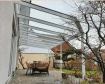  ?? Foto: Glasbau Fritz ?? Eine Überdachun­g bietet Schutz vor Wind und Wetter. So kann man schon bald geschützt und gemütlich die Sonne genießen.