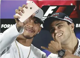  ??  ?? Vice-líder da temporada, Hamilton faz selfie com o brasileiro Massa