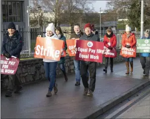  ??  ?? On the picket line outside IT Sligo on the Clarion Road.